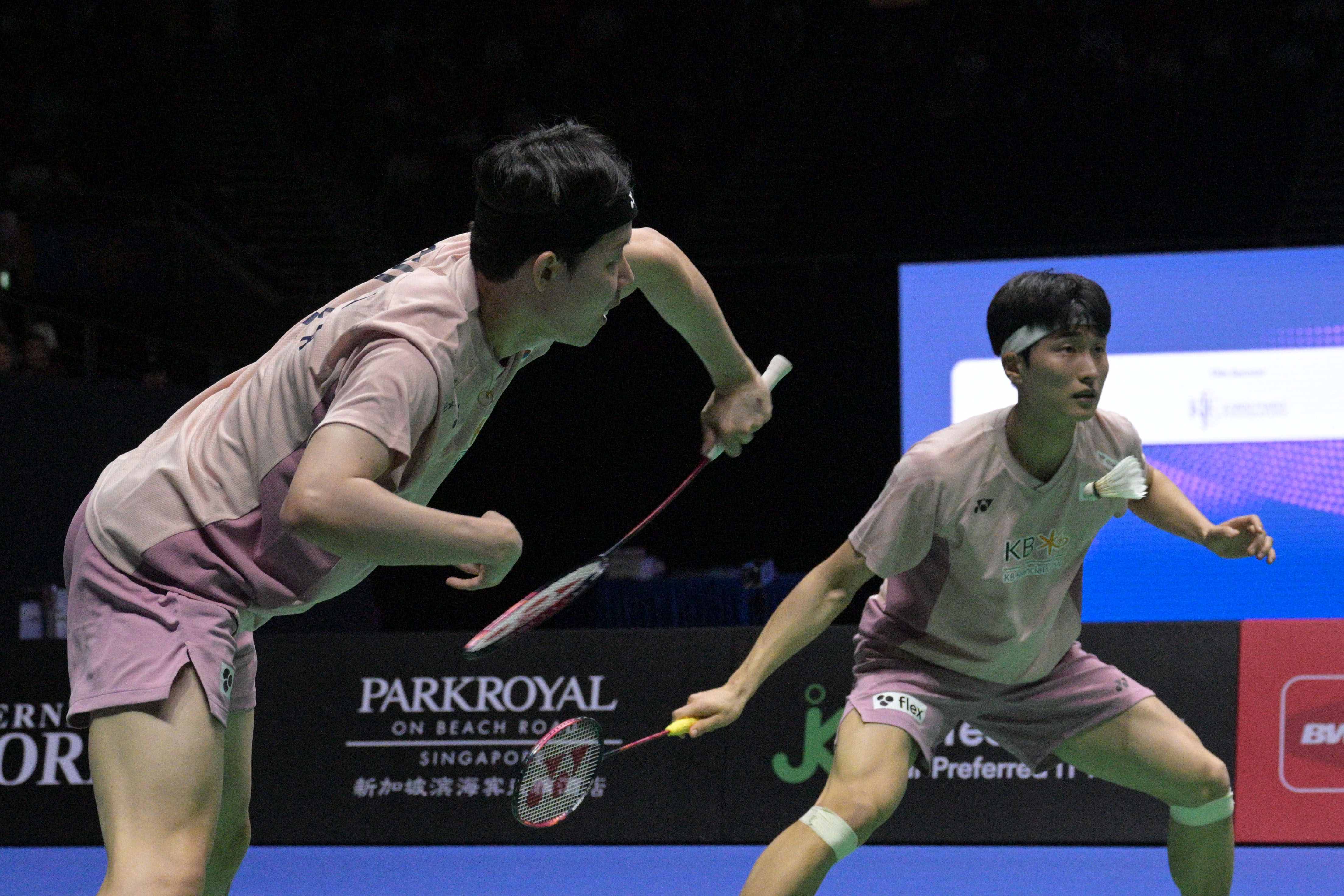 爱游戏体育-羽毛球赛场上一场接一场的精彩对决