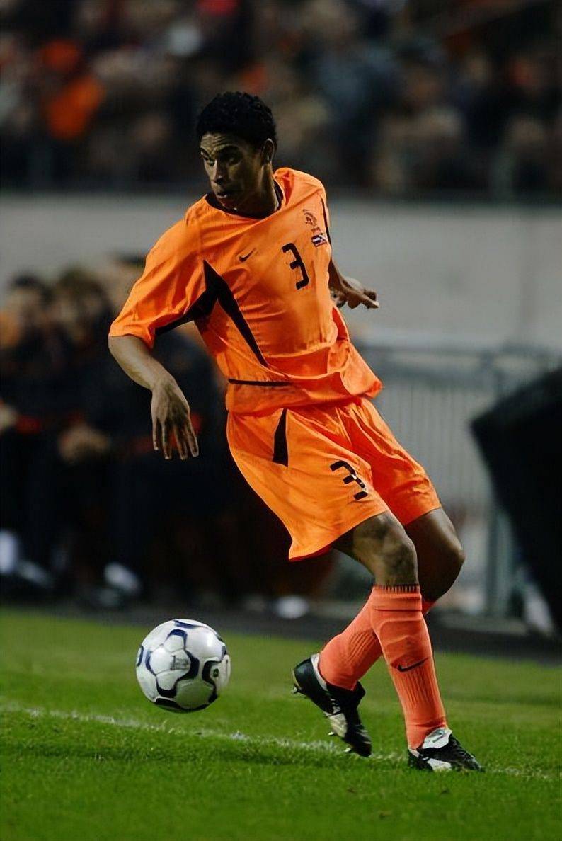 荷兰足球队激战对手,稳操胜券 荷兰足球队激战对手,稳操胜券