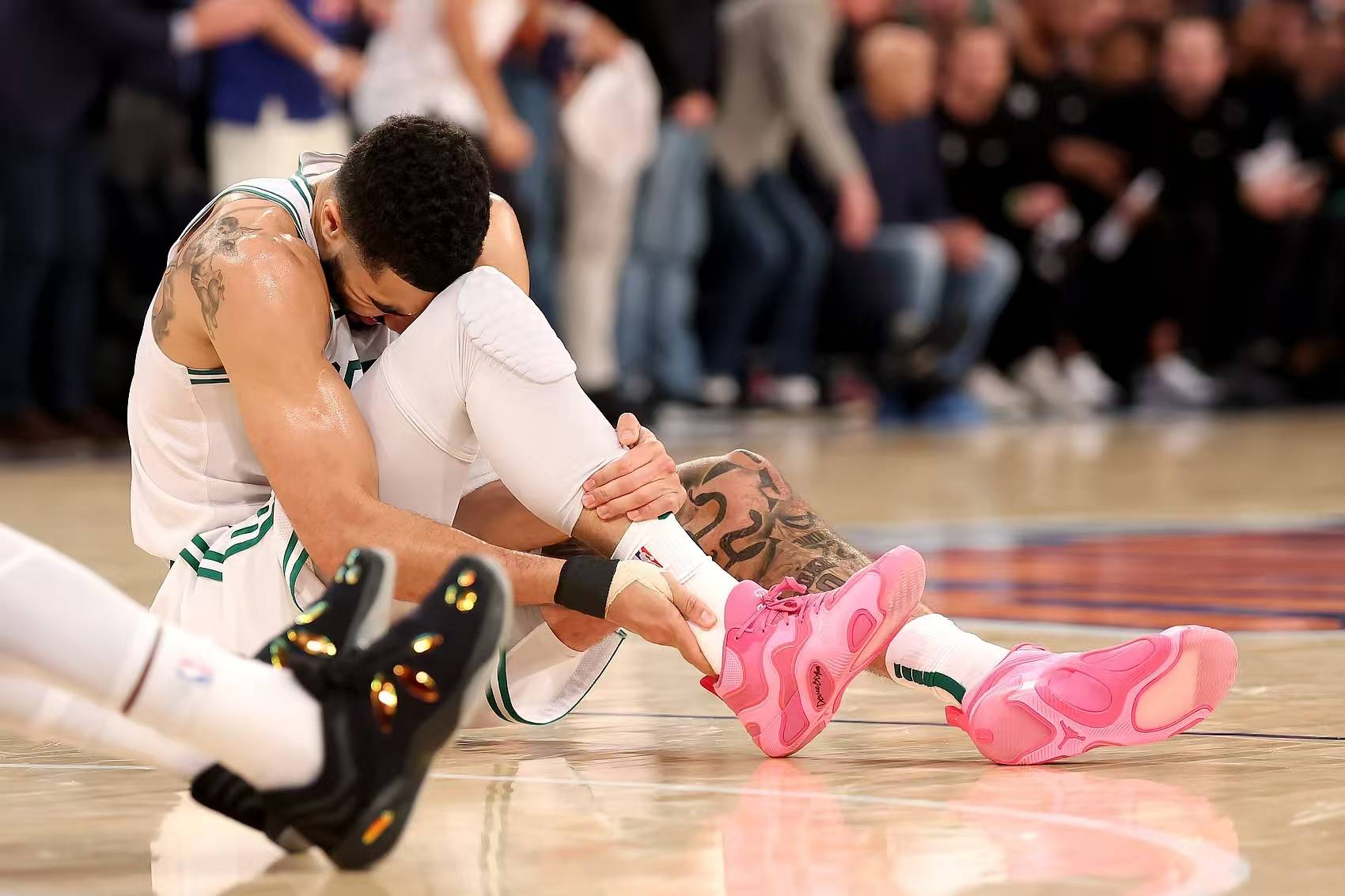 爱游戏官网-包含凯尔特人横扫浙江队，伦纳德状态火热的词条