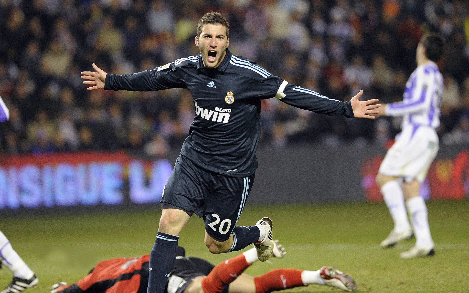 赛道之巅，阿克在F1年度争冠之夜的绝对统治